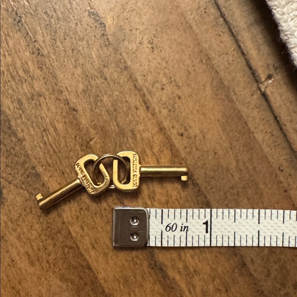 Louis Vuitton tiny gold keys pendant - Picture 5 of 5
